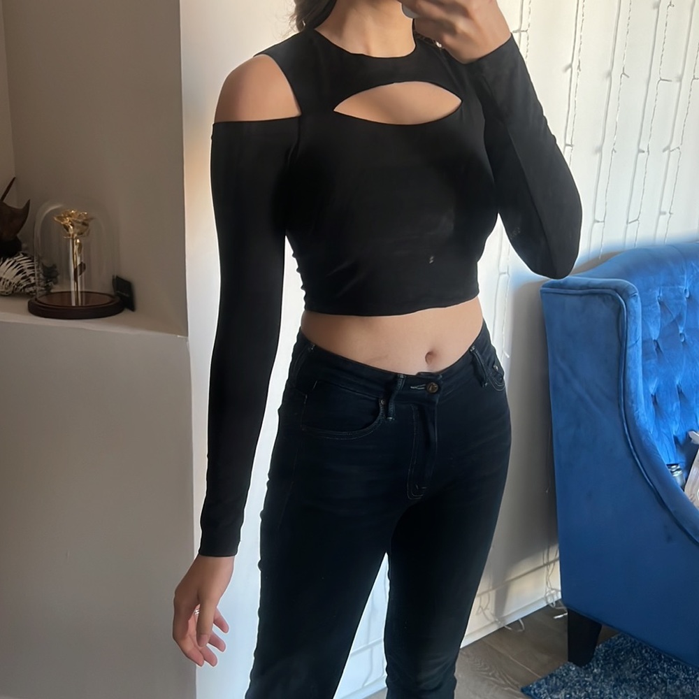 h:ours Diem Cut Out Top in Black - Picture 9 of 13
